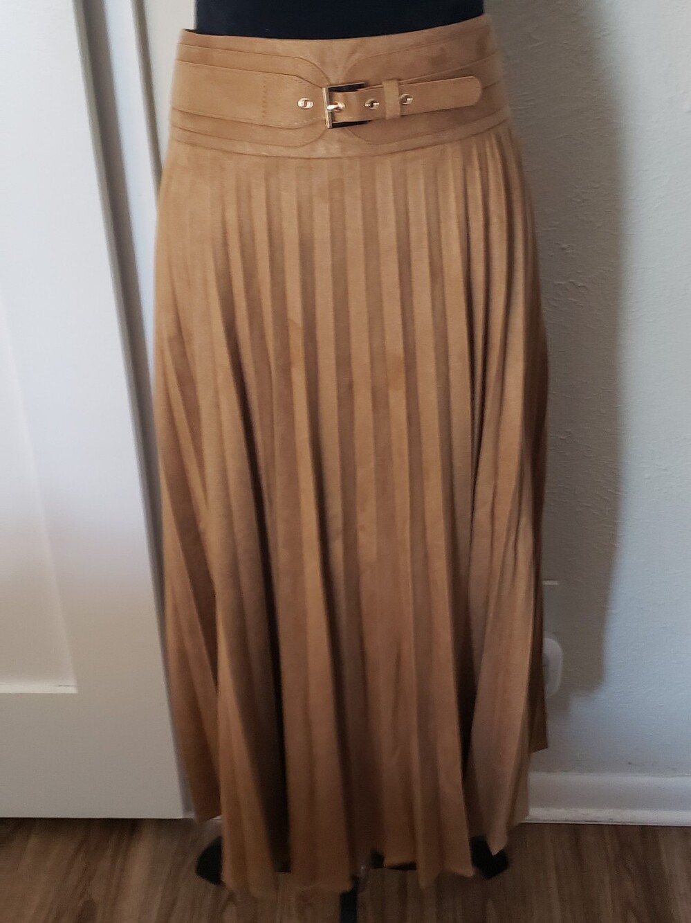 Pleated High-Waist Midi Skirt in Camel with Attached Belt